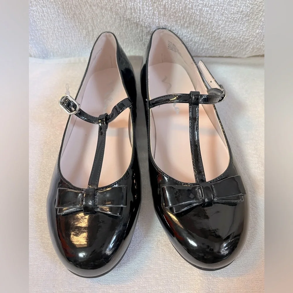 NWT Nina black patent leather Mary Jane’s shoes in size 4